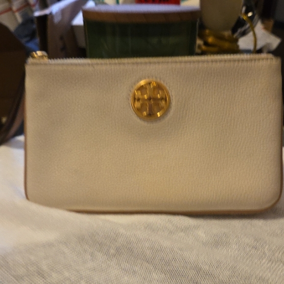 Tory Burch Handbags - EUC Tory Burch Cream Wristlet Clutch with Gold Logo